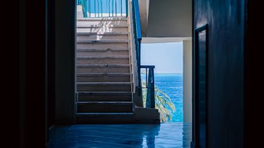 Mısır 'daki karantina sırasında insanlar olmadan otelin kapısından Kızıl Deniz manzarası