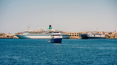 Mısır 'daki Kızıldeniz' deki Hkrgada Limanı 'nda birçok gemi var.