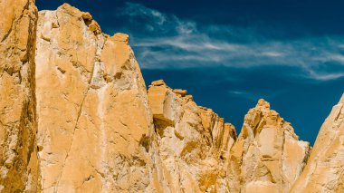 Mavi gökyüzü ve beyaz bulutlar Mısır Dahab South Sinai'deki / daki çölde karşı yüksek rocky Dağları