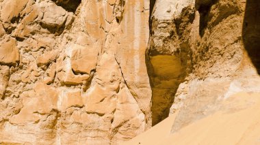 Mısır Dahab South Sinai'deki / daki çölde yüksek rocky Dağları