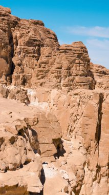 Mavi gökyüzü ve beyaz bulutlar Mısır Dahab South Sinai'deki / daki çölde karşı yüksek rocky Dağları