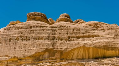 Mısır Dahab mavi gökyüzünde karşı yüksek dağlar