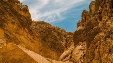 Mavi gökyüzü ve beyaz bulutlar çölde karşı yüksek rocky Dağları