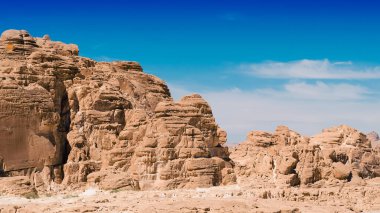 Mavi gökyüzü ve beyaz bulutlar Mısır Dahab South Sinai'deki / daki çölde karşı yüksek rocky Dağları