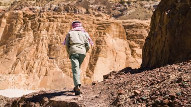 Bedevi Mısır Dahab bir kanyonda bir dağda tırmanıyor