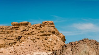 Mavi gökyüzüne karşı yüksek dağlar
