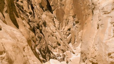 Mısır Dahab South Sinai'deki / daki çölde yüksek rocky Dağları