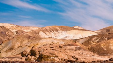 Mavi gökyüzü ve beyaz bulutlar Mısır Dahab South Sinai'deki / daki çölde karşı yüksek rocky Dağları