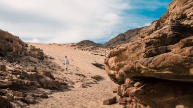 adam beyaz Arap kılığına girmiş Mısır Dahab renkli bir kanyonda içeri girer