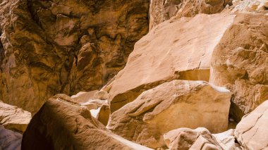 Mısır Dahab South Sinai'deki / daki çölde yüksek rocky Dağları