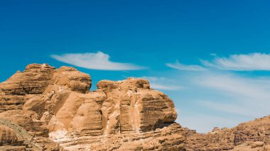 Mavi gökyüzü ve Mısır Dahab beyaz bulutlarda karşı çölde yüksek rocky Dağları