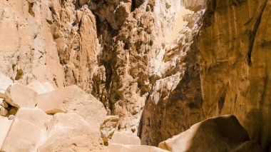 Mısır Dahab South Sinai'deki / daki çölde yüksek rocky Dağları