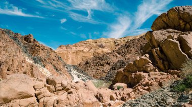 Mısır Dahab çölde bir kanyonda kayalarda