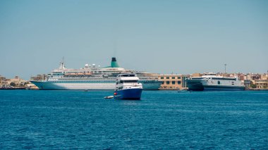 Mısır 'daki bina ve camilerin arkaplanına karşı Kızıldeniz kıyısında bir tekne.