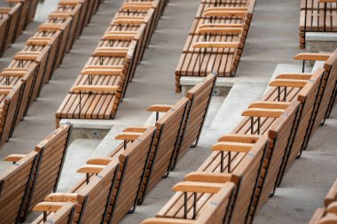 Ukrayna 'da insanların olmadığı boş ahşap park bankları