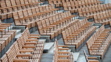 Ukrayna 'da insanların olmadığı boş ahşap park bankları