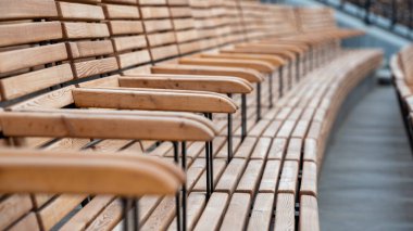 Ukrayna 'da insanların olmadığı boş ahşap park bankları