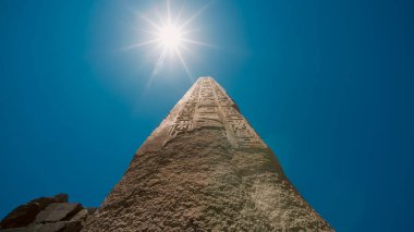 Mısır 'da, Luksor' daki sütunlu salonda, insansız antik heykel.