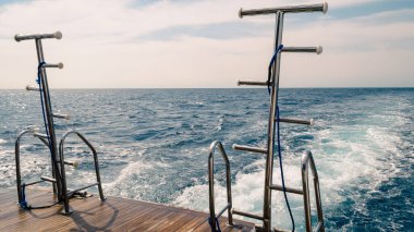 tekneler Kızıldeniz Mısır mavi su karşı kaldırdı merdivenler ile besleme