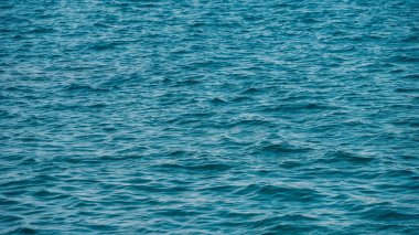 Mavi deniz suyunun deseni küçük dalgalarla doğal arka plan
