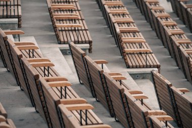 Ukrayna 'da insanların olmadığı boş ahşap park bankları