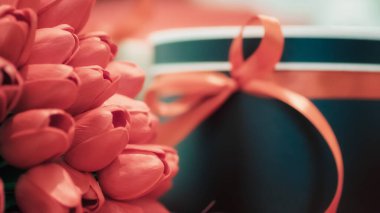 Sürpriz hediye buketi kırmızı laleler romantik arka plan