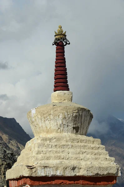 Stupa Inde Une Base Pierre Blanche Une Flèche Rouge Foncé — Photo
