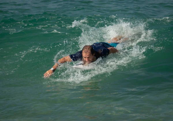 Серфинг Серферы Возрастов Тренируются Средиземном Море Израиль Ашкелон Июль 2022 — стоковое фото