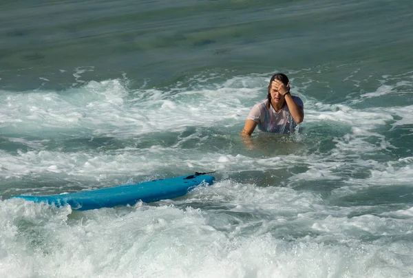 各种年龄的冲浪者都在地中海训练 以色列 Ashkelon 2022年7月 培训继续进行 娱乐概念 — 图库照片