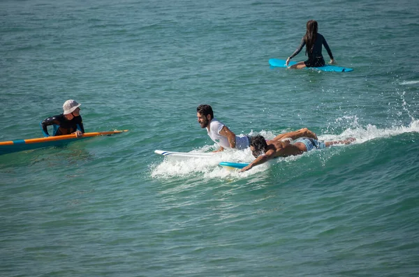 Surfuję Surferzy Każdym Wieku Trenują Morzu Śródziemnym Izrael Ashkelon Lipiec — Zdjęcie stockowe