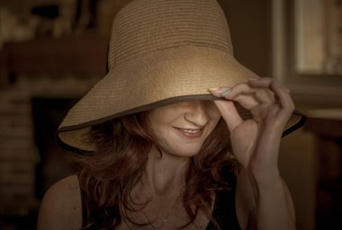 Kameraya poz veren şapkalı güzel bir kadının portresi. İsrail, Kudüs, Haziran 2022.