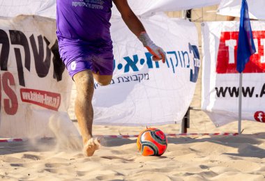Her yaştan sıradan insanlar plajda plaj futbolu oynamak için toplandılar. İsrail Ashkelon Ağustos 2022