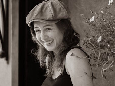 Kameraya poz veren şapkalı ilginç bir kadının portresi.