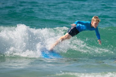 Sörf. Her yaştan sörfçüler Akdeniz 'de eğitim görürler. İsrail, Ashkelon, Kasım 2022 Eğitim devam ediyor. Spor, sağlık, eğlence konsepti