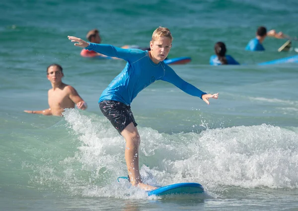 各种年龄的冲浪者都在地中海训练 以色列 Ashkelon 2022年11月 培训继续进行 娱乐概念 — 图库照片