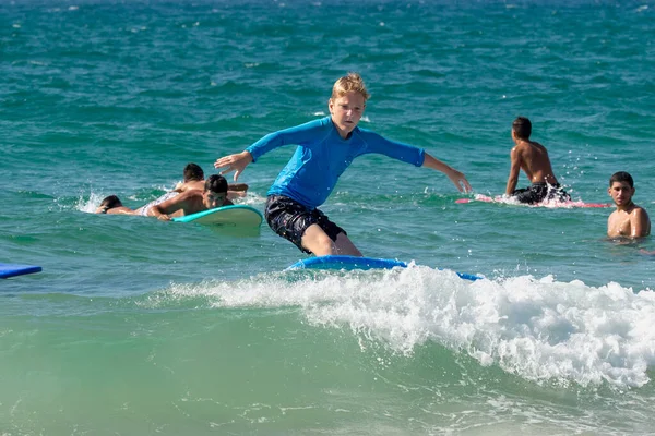 Серфинг Серферы Возрастов Тренируются Средиземном Море Израиль Ашкелон Ноябрь 2022 — стоковое фото