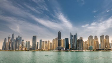 Dubai - muhteşem şehir merkezi manzaralı lüks gökdelenler ve güzel gökyüzü, Birleşik Arap Emirlikleri Mart 2022