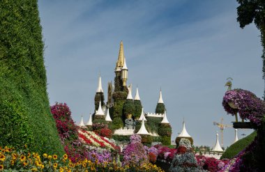 Aman Tanrım. Dubai Mart 2022. Dubai 'de çok güzel bir çiçek parkı. Tatil konsepti, turizm, sanat, güzellik