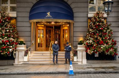 Noel Londra 'nın şenlikli caddeleri, meydanları, avluları. İngiltere Londra Aralık 2022