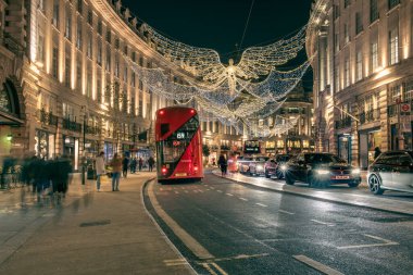 Londra, İngiltere - Aralık 2022: Piccadilly Sirki, arabalar, otobüsler ve sokakta yürüyen insanlar etrafındaki sokaklarda festival dekorasyonları ve Noel ışıkları