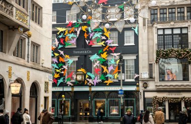 Noel Londra 'nın şenlikli caddeleri, meydanları, avluları. İngiltere Londra Aralık 2022