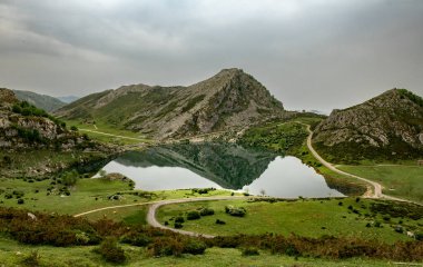Covadonga 'nın güzel gölleri ve manzarası, Kuzey İspanya Picos de Europa Ulusal Parkı