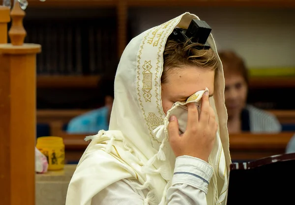 Celebrating Bar Mitzvah City Synagogue Portrait Boy Young Man Performs — Stockfoto