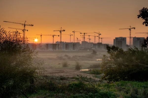以色列南部一个旅游胜地城镇的一个新住宅区 Ashkelon 2022年7月 新一天的开始 在建筑工地的日出 — 图库照片
