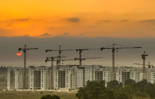 以色列南部一个旅游胜地城镇的一个新住宅区 Ashkelon 2022年7月 新一天的开始 在建筑工地的日出 — 图库照片