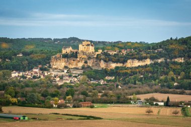 Fransa 'nın güneybatısında Dordogne bölgesinde bir komün olan Benac-et-Casnac kasabasındaki eski evler ve sokaklar çok güzel. Ekim 2022