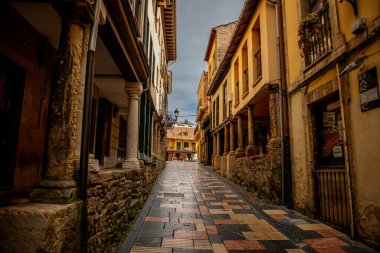 Resimli sokaklar, binalar, Aviles şehri. İspanya, Aviles Mayıs 2022