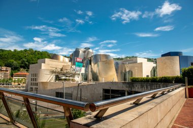 Bilbao, İspanya 'da toprak seti, Mayıs 2022. Guggenheim Müzesi 'nin bir parçası güzel mavi bir gökyüzünün arka planına karşı. Tatil kavramı, dünyayı dolaşmak.