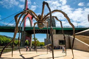 Bilbao, İspanya 'da toprak seti, Mayıs 2022. Guggenheim Müzesi 'nin bir parçası güzel mavi bir gökyüzünün arka planına karşı. Tatil kavramı, dünyayı dolaşmak.