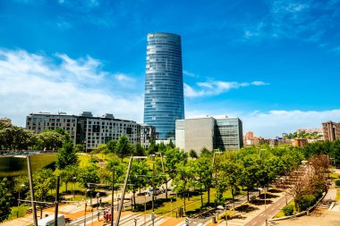 Bilbao, İspanya 'da toprak seti, Mayıs 2022. Guggenheim Müzesi 'nin bir parçası güzel mavi bir gökyüzünün arka planına karşı. Tatil kavramı, dünyayı dolaşmak.